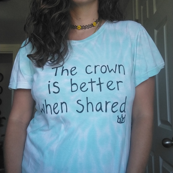 "The 👑 is better when shared" Tee - Picture 8 of 11